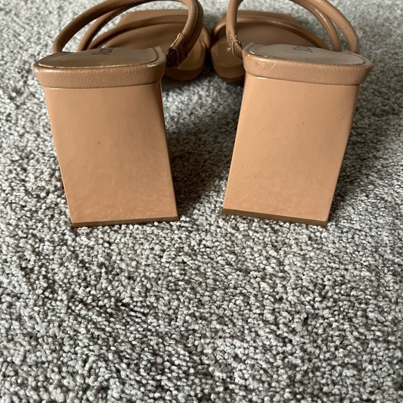 Abound Women's Tan Strappy Sandals 6.5 like new - Picture 3 of 7
